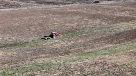 ballet agrario: tractor que domina la rutina de cultivo rotativo