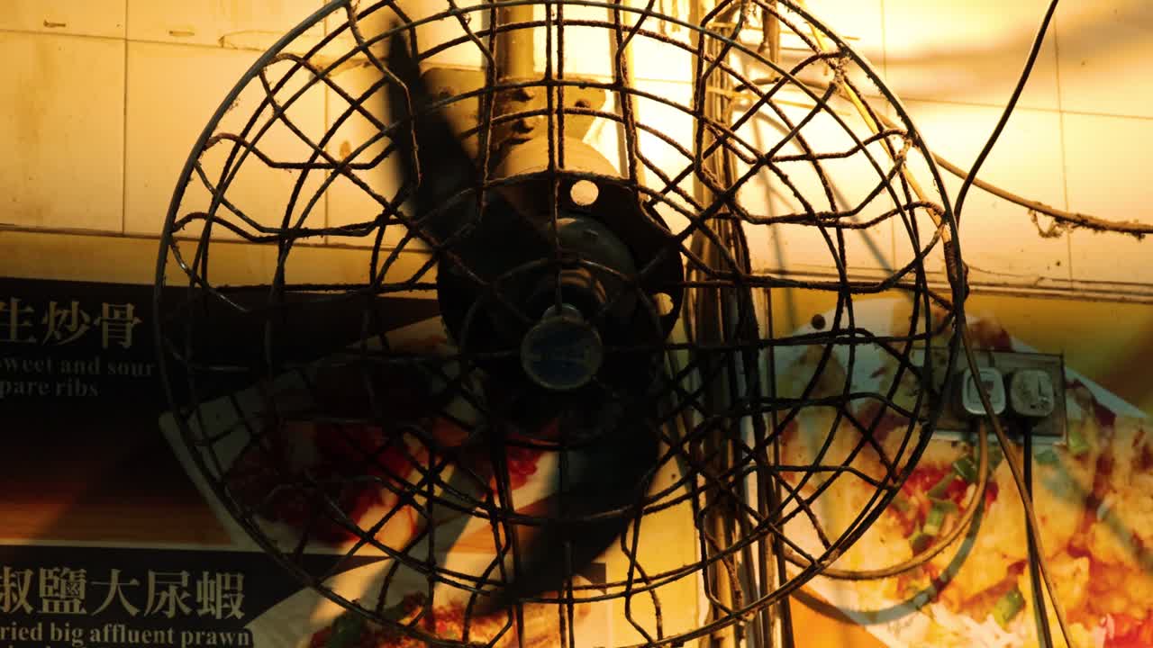 음식 광고 근처 에 팬 이 회전 한다