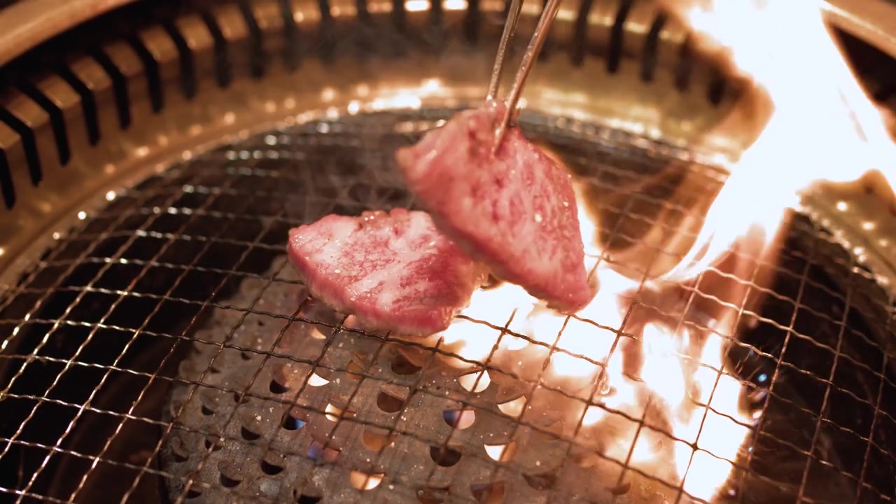 Grilling av Wagyu-biffskiver på en kullgrill