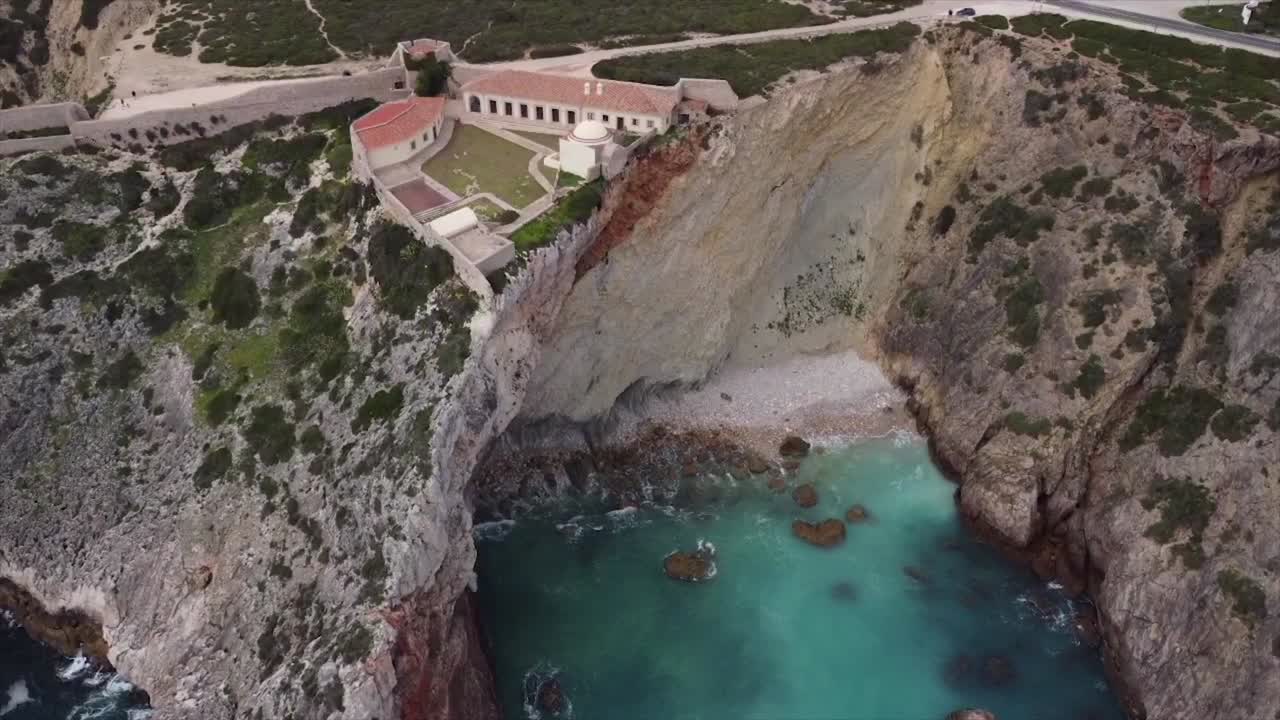 웅장한 바다와 인상적인 석회암 절벽의 아름다운 청록색 거품 파도의 하향식 전망