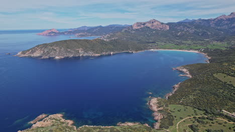 el majestuoso lago de montaña en córcega, francia