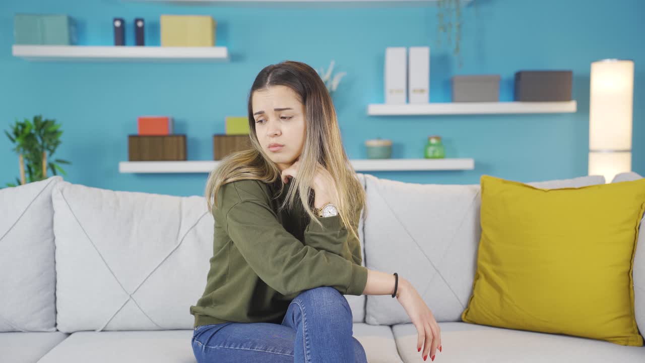 una adolescente abandonada con problemas de vida privada piensa.