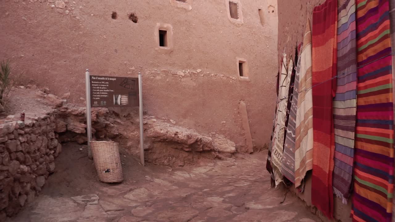 Ripresa fluida di un bazar tradizionale nella Kasbah di Ait Ben Haddou