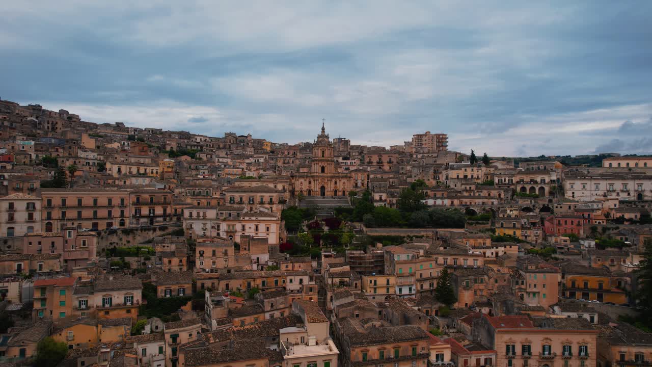 Panorama aereo della cattedrale barocca di San Giorgio a Modica e del centro storico in Sicilia, Italia. Borgo storico.