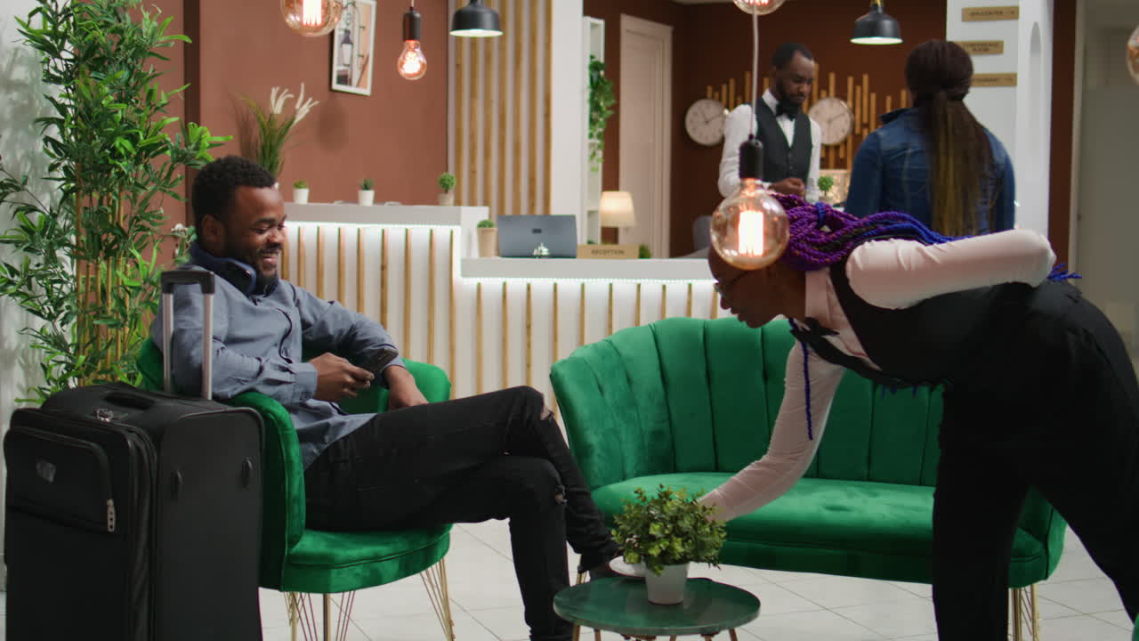 손님은 리셉션에서 전화로 문자를 읽습니다.