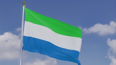 bandera de sierra leona moviéndose en el viento con un cielo azul claro en el fondo, nubes moviéndose lentamente, asta de la bandera, cámara lenta