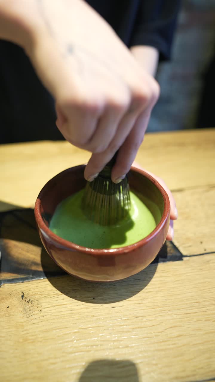 la preparación del té matcha
