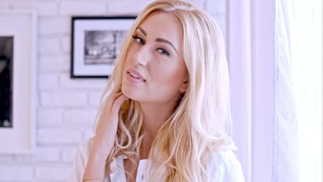 una mujer rubia sonriente sonriendo a la cámara