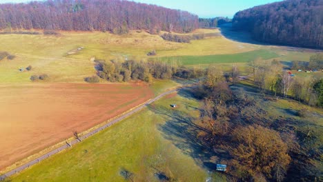 Rustikale-Ländliche-Landschaft-Mit-Abwechslungsreichem-Gelände-Und-Ackerland