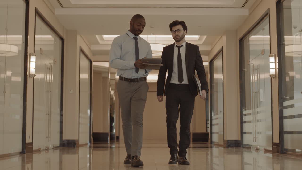 Partner che discutono di affari in movimento