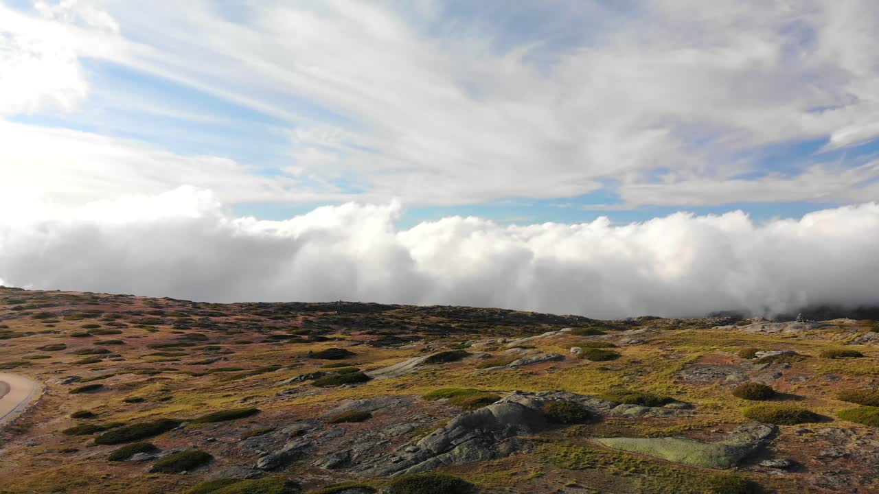 cumbre de la montaña con una vista por encima de las nubes