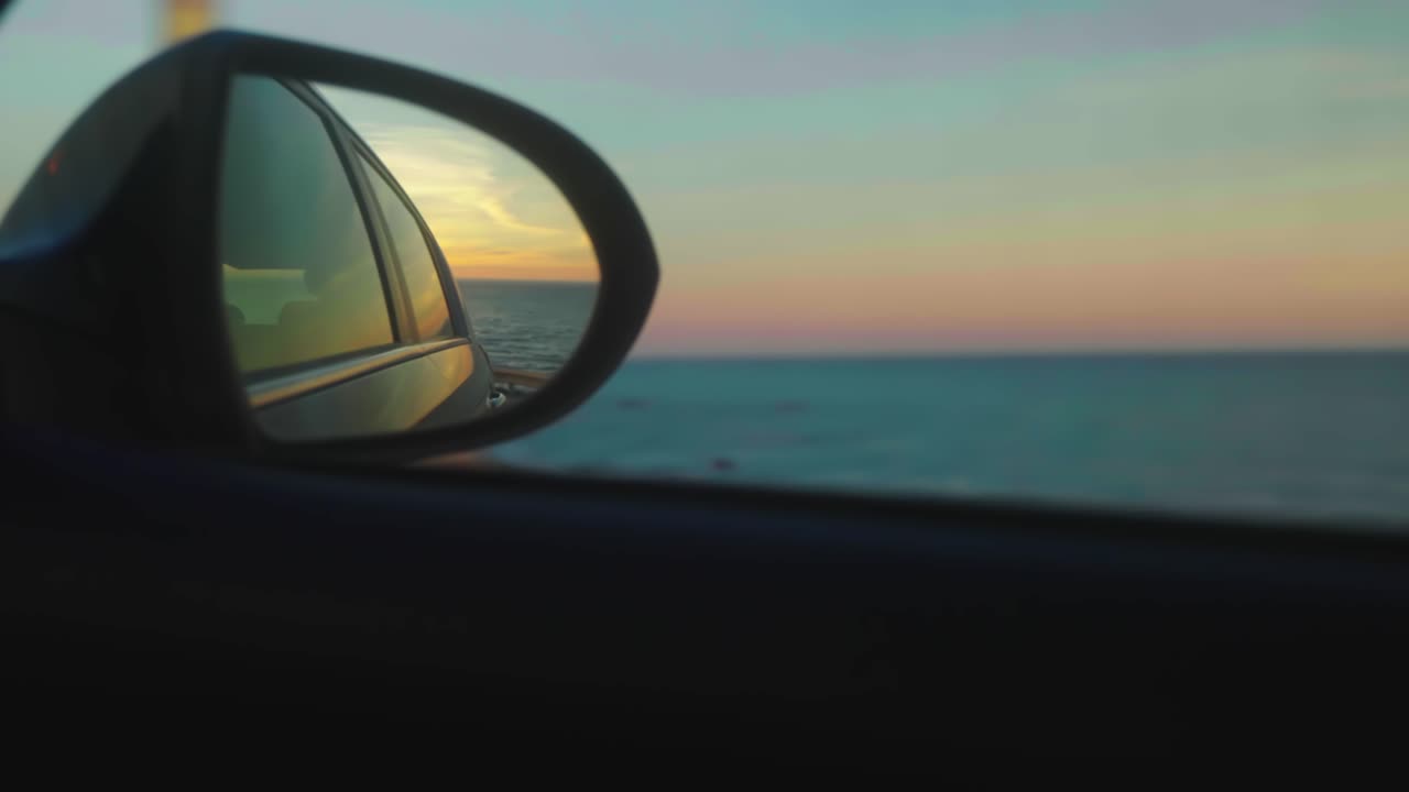 Specchietto retrovisore, guida al tramonto