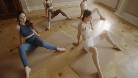 sesión de grupo de yoga