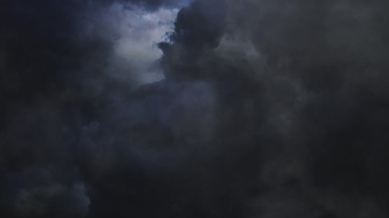 vista de 4k de relámpagos llamativos en el cielo oscuro