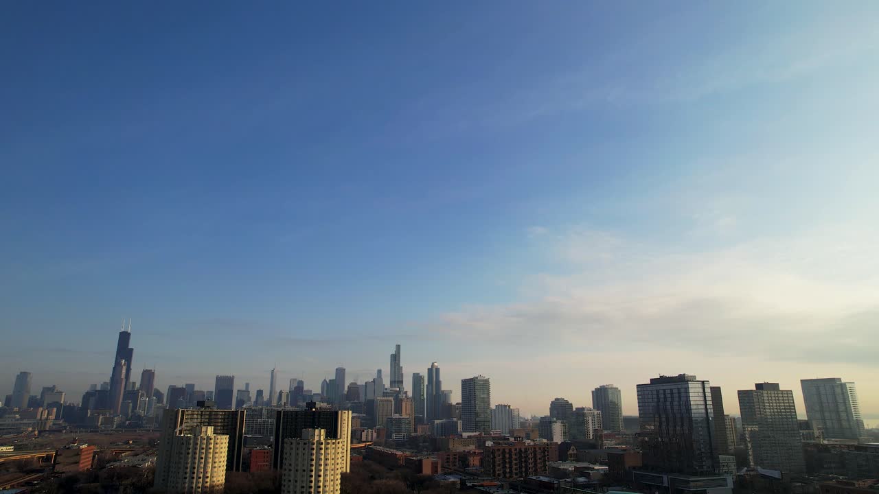 la luz del sol de la mañana y el cielo azul en el centro de la ciudad de chicago drone aéreo