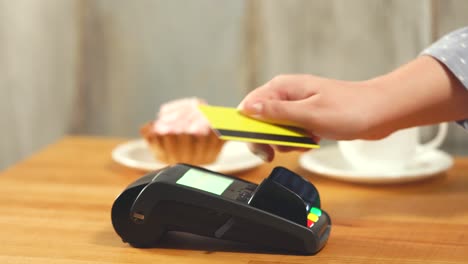 pagar con tarjeta de crédito en un café