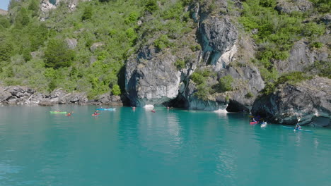 Kajakfahrer-Erkunden-Marmorkapellen-Am-Lake-General-Carrera