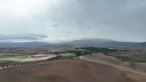Cielo-Nublado-Sobre-El-Paisaje-Rural-De-Val-D&#39;orcia-En-Toscana,-Italia