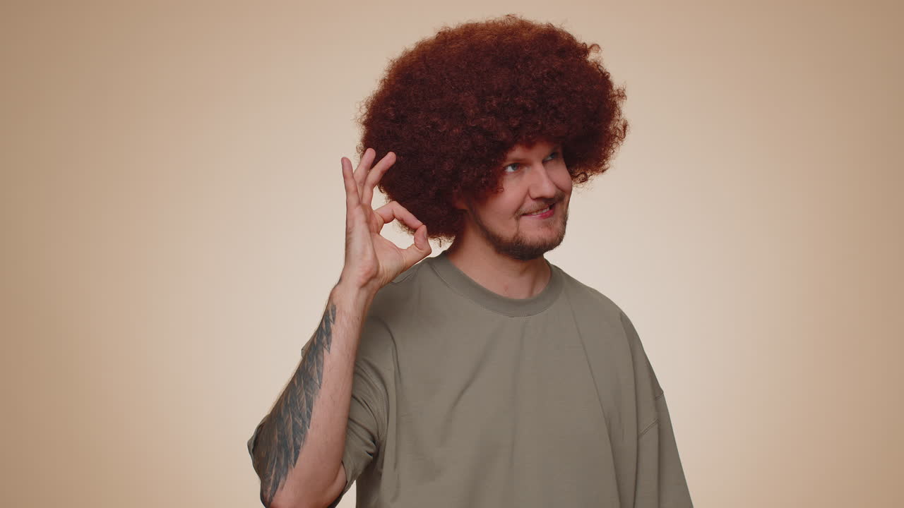 hombre mirando con aprobación, mostrando ok aprobar el gesto de retroalimentación como signo positivo algo bueno