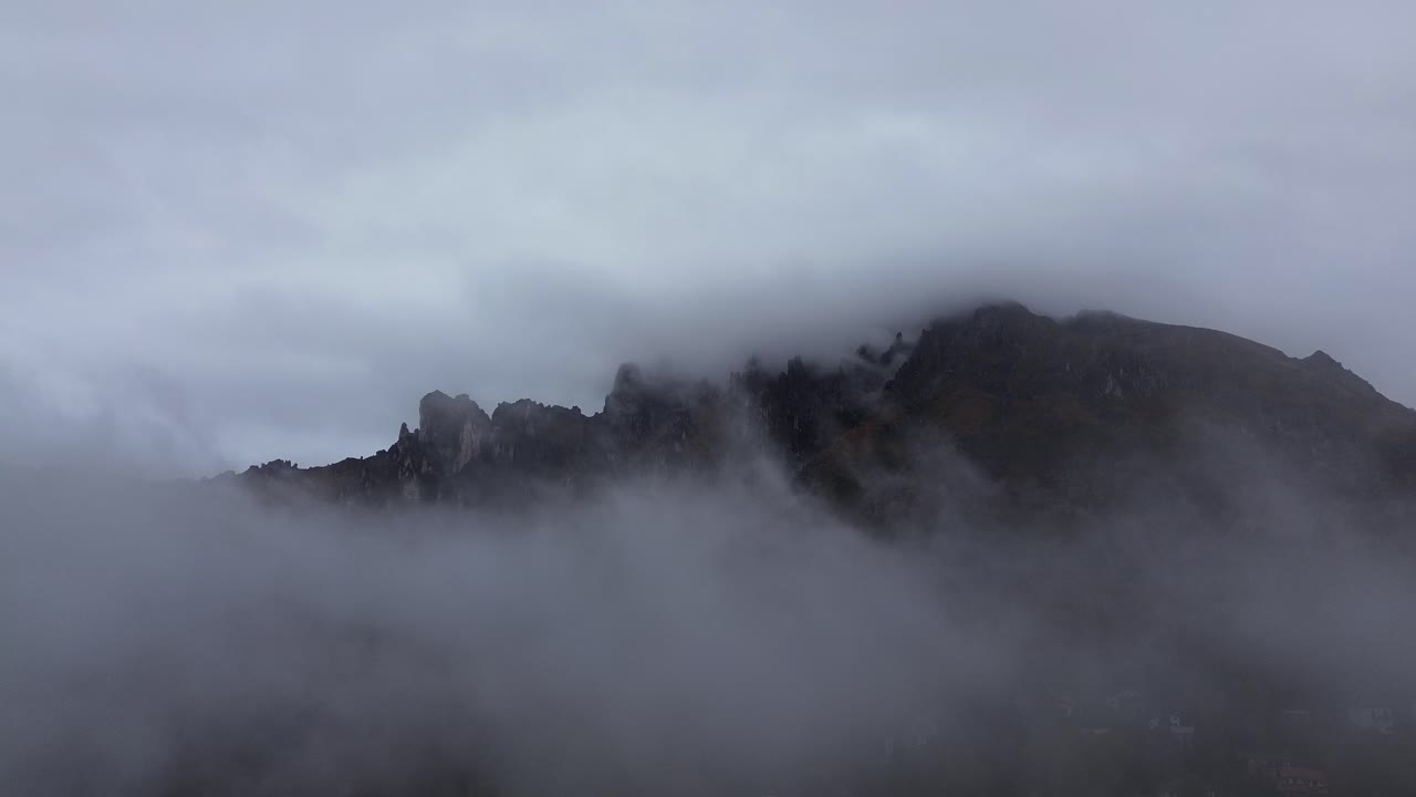 el pico de la montaña de la niebla