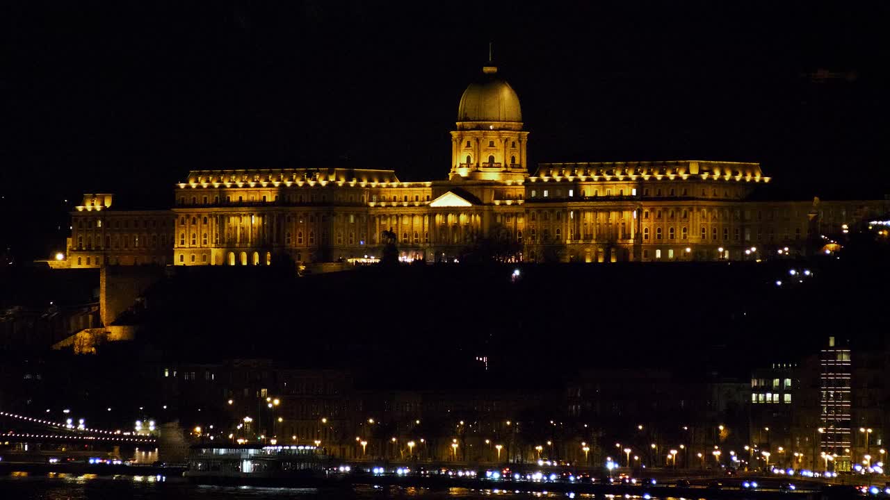 부다페스트 시내 전망: 불빛으로 빛나는 부다 성과 밤의 도나우 강, 고 건축, 빛 반사, 먼 광장