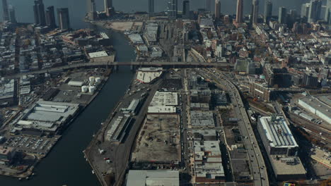 Blick-Aus-Der-Vogelperspektive-Auf-Industrieanlagen-Entlang-Des-Newtown-Creek.-Stark-Befahrene-Straßen-In-Der-Stadt.-New-York-City,-Vereinigte-Staaten