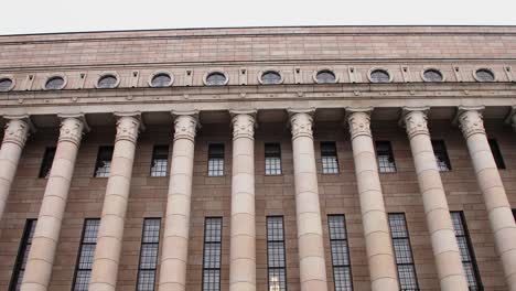 Vista-Panorámica-De-Los-Escalones-Del-Parlamento-De-Helsinki-Con-Cielo-Nublado,-Cámara-Inclinada-Hacia-Arriba