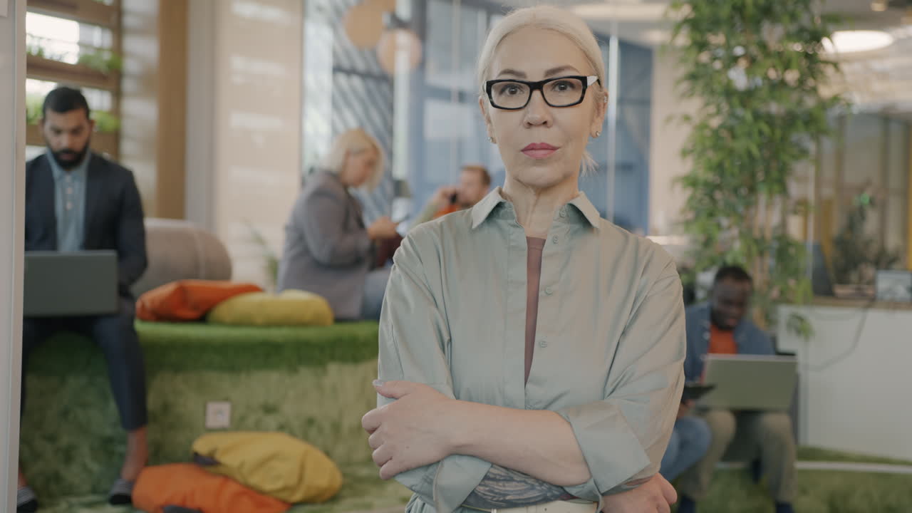 уверенная бизнесменка в современном офисе