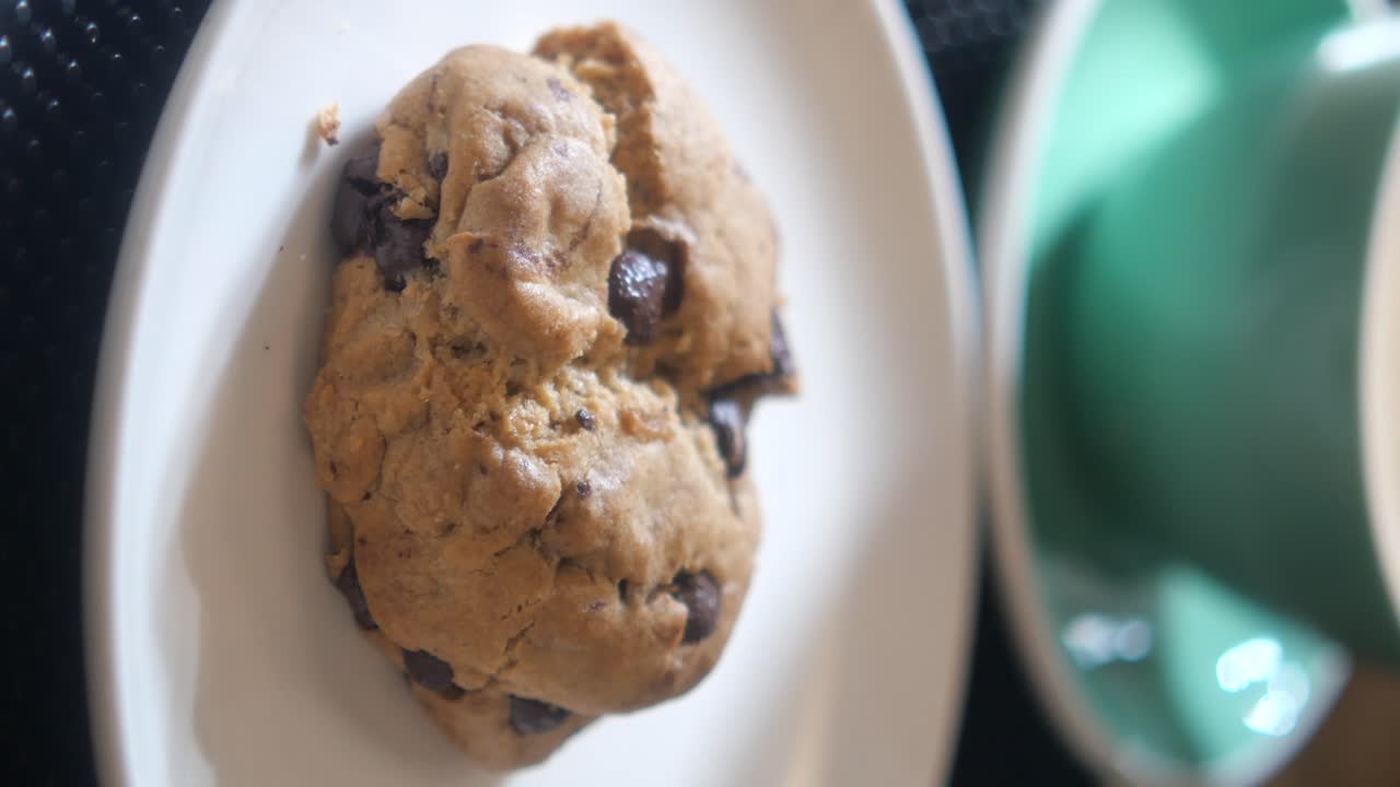 galleta de chispas de chocolate en un plato