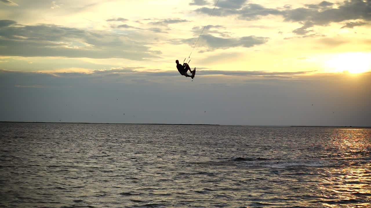 Kitesurf. Cámara lenta. Atardecer en el mar. Deporte