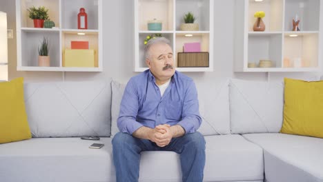 un hombre viejo y solitario llorando deprimido.