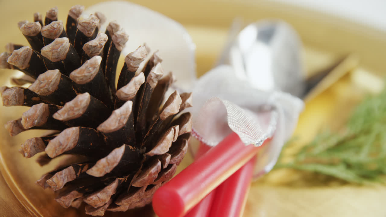 varios cubiertos en la mesa de madera 4k