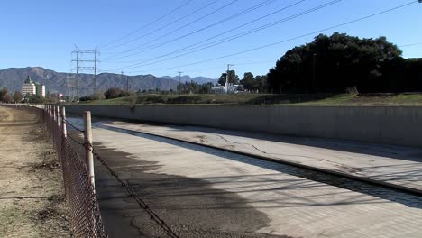 Canal-of-Los-Angeles-River-near-Burbank,-California,-USA