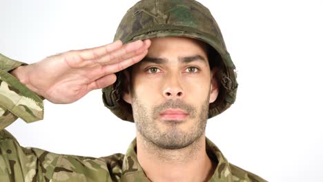 soldado saludando sobre fondo blanco