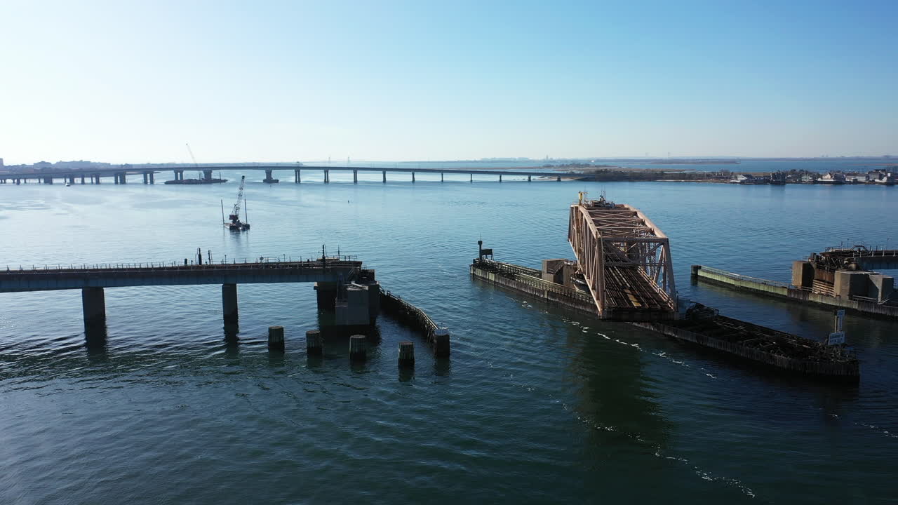 una toma en ángulo bajo de un puente giratorio que se abre en una bahía en queens, nueva york