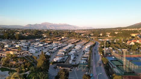 Benidorm-España-Vuelo-Sobre-El-Camping-Vilasol-Con-Montañas-Al-Fondo-En-Un-Día-Soleado