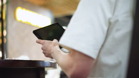 camera capturing table edge with soft bokeh glow of floating light orbs hovering around surface, subtle depth blur highlighting smooth wood grain and warm ambient atmosphere evoking serene wonder