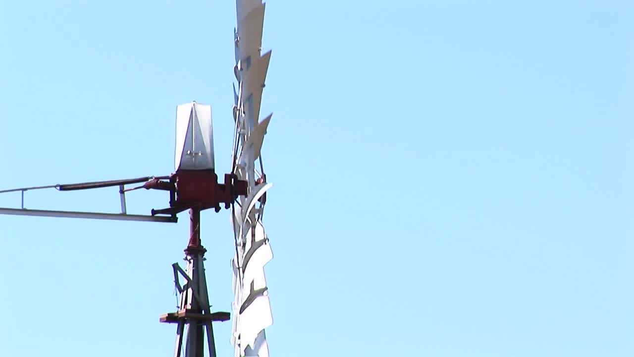 바람에 회전하는 풍차 블레이드의 미디엄 샷