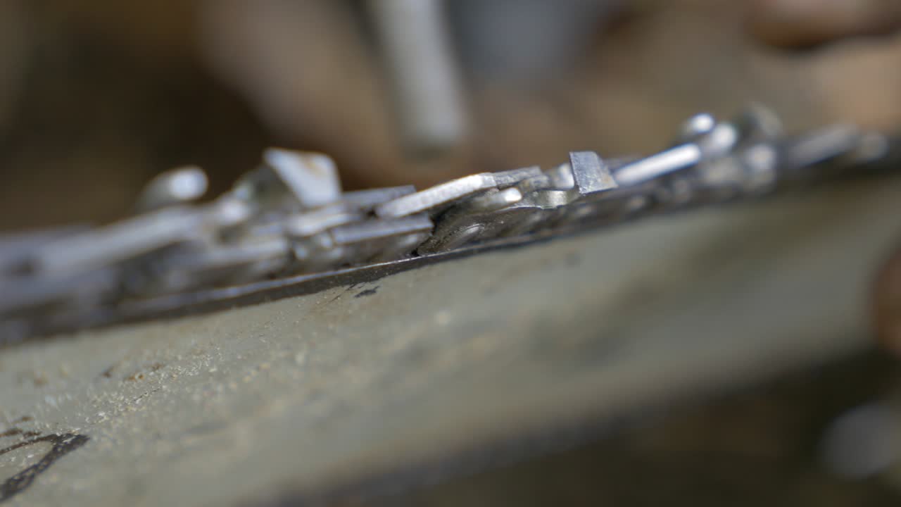 резать зубы бензопилы, готовить древесину