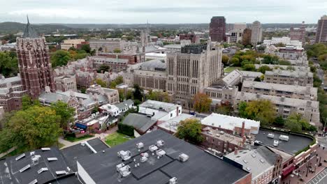 Avance-Rápido-Aéreo-Sobre-La-Universidad-De-Yale-En-New-Haven-Connecticut