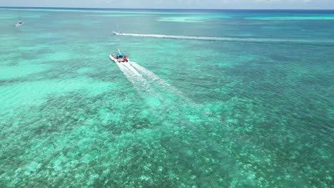 seguimiento aéreo de un catamarán lleno de turistas cerca de la costa en la isla de saona en la república dominicana