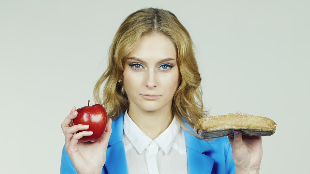 mujer con manzana y un concepto de sándwich - opciones de alimentos saludables video hd