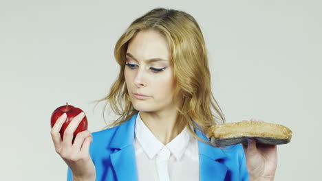 mujer con manzana y un concepto de sándwich - opciones de alimentos saludables video hd