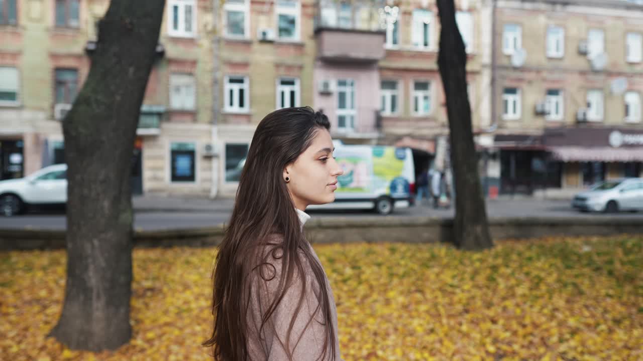 가을 도시 공원에서 고 있는 여자