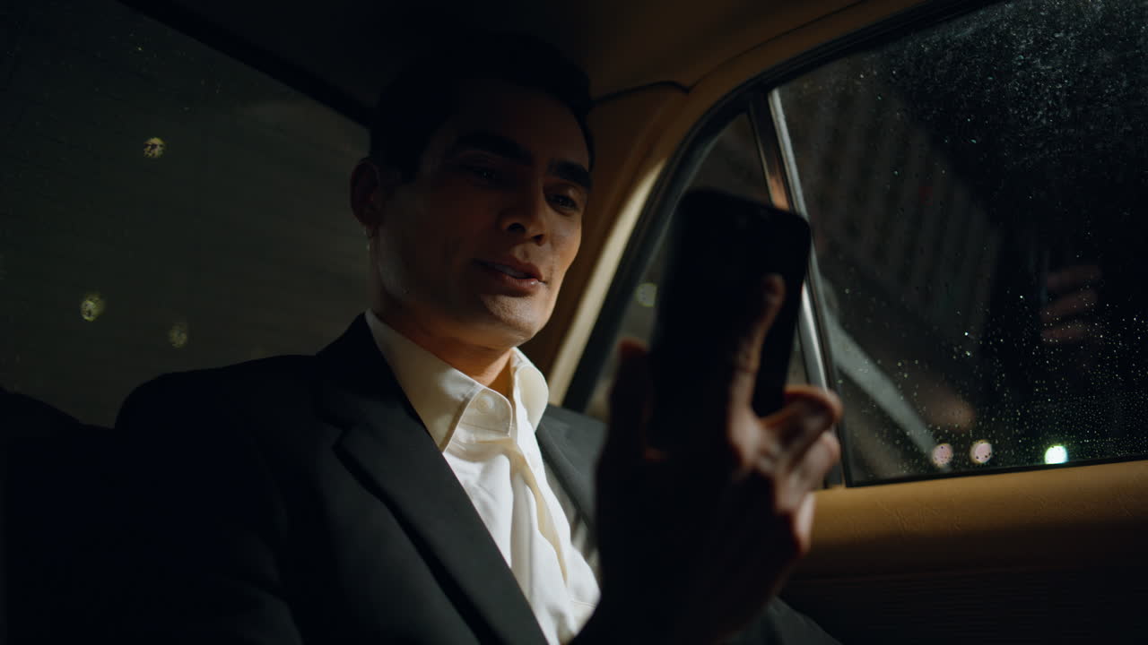 미소 짓는 사업가가가 차에서 전화를 하고 웃는 사업가가 전화하고