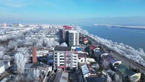 Arquitecturas-Y-árboles-Blancos-Durante-El-Invierno-En-La-Ciudad-De-Galati,-Rumania.