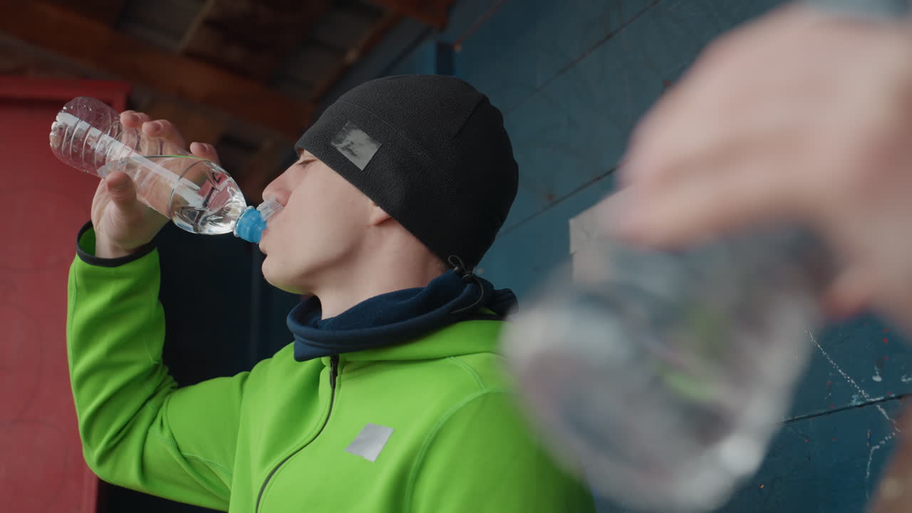 쉬는 시간 동안 함께 수분 보충을 하는 팀원들, 경기 후 팀원들이 다시 수분을 보충하는 모습, 팀 의식 중 벤치에 앉아 물을 마시는 선수들을 포착한 자연스러운 순간