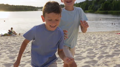 Family-having-picnic-on-the-beach