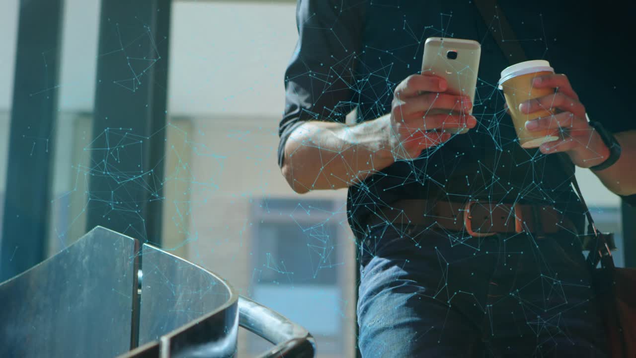 Animazione di dati finanziari su un uomo d'affari caucasico in forma che usa uno smartphone