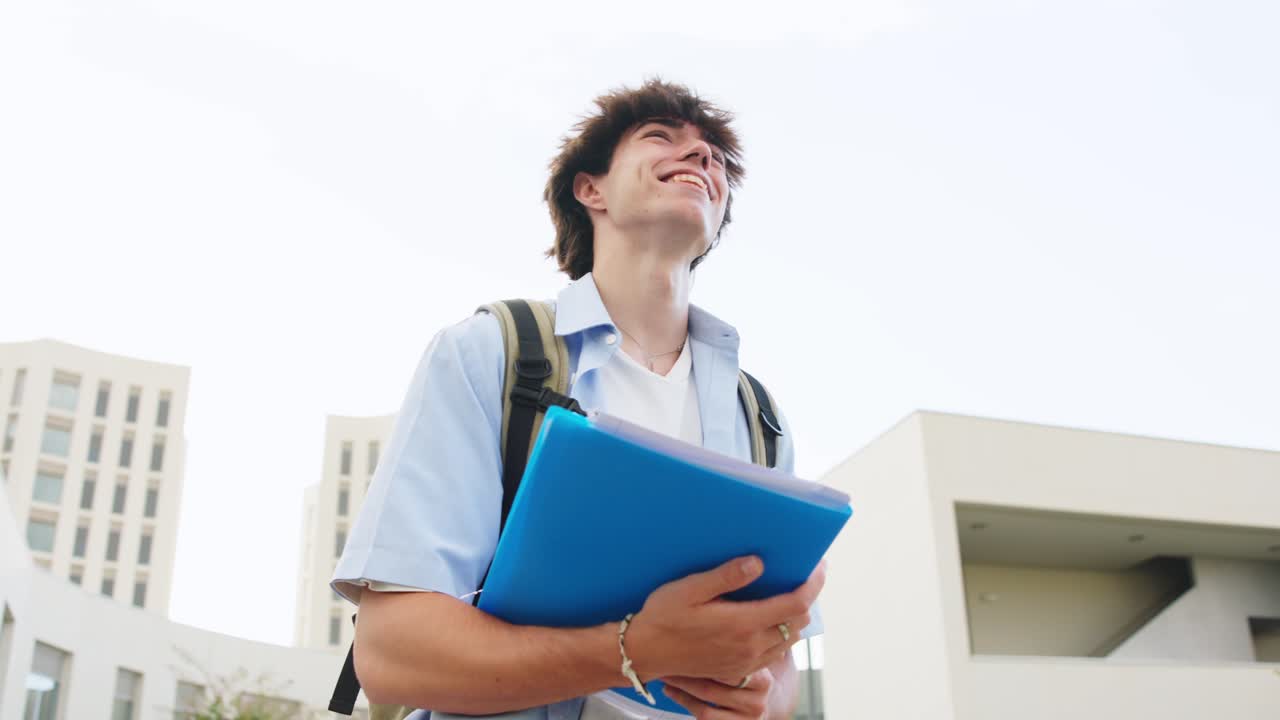 Studente con zaino e libri nel campus